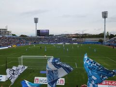 まずはニッパツ三ツ沢球技場。横浜FCの本拠地です。
やっぱりサッカー専用スタジアムはいいですね。
