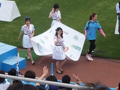 横浜開港祭りのイベントのＰＲで親善大使の女性も場内をしゅうかいしていました。