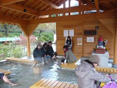 バスで湯野上温泉駅に戻り、しばし足湯につかりました。