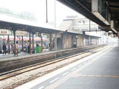 ●JR徳島駅

懐かしいな…というか、ほとんど覚えていません。
小学生の頃、徳島に住むいとこの家に何度か遊びに行った時に乗り換えた駅。汽車に乗るのが、とてもとても楽しみで、前日眠れなかったな…。