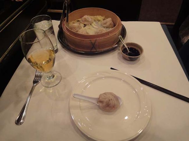 「ジョーズ・シャンハイ（鹿鳴春）」で遅い昼食。14：15撮影。<br /><br />名物「小籠包」