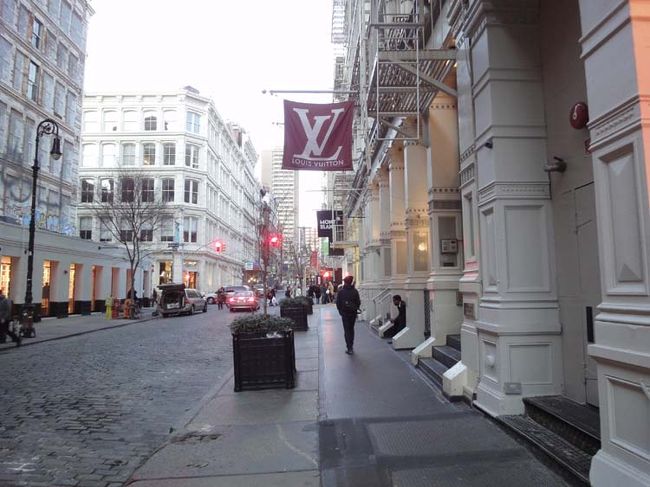 「Louis Vuitton」ソーホー店。17:25撮影。