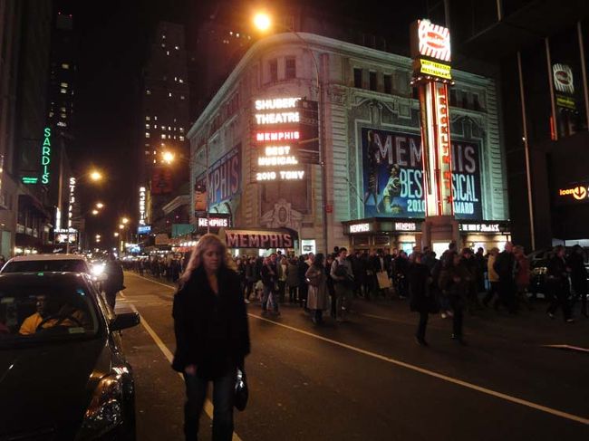 シュバート劇場から帰る人々。22:30撮影。