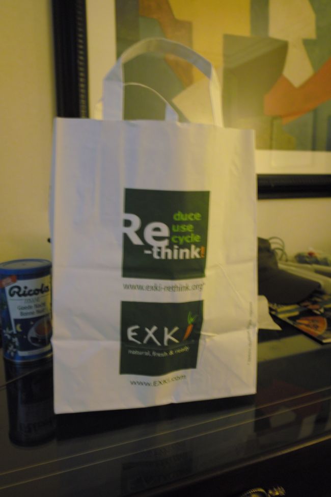 どう考えても食べすぎで疲れてしまったので、街をブラブラしてホテルに帰ります。夫がお昼寝からの本気寝のため起きないので一人で夜ごはんに。<br /><br />街歩きの時に気になっていたお店にいきます。<br />ヨーロッパには結構あるんでしょうか?エクスキというオーガニック?系ファストフード。