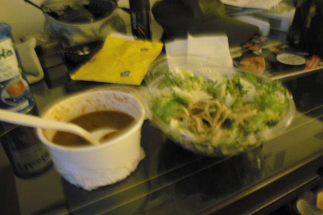持ち帰りにしてホテルで食べます。<br />パンやサラダ、スープがありました。サラダにパスタ?おそばのような食感のもの選び、スープはトマトスープを。<br />スープはあったかくてやさしい味でしたー。<br />ここです↓<br />http://www.exki.be<br /><br /><br />そうして１日ただひたすら食べて寝ました。