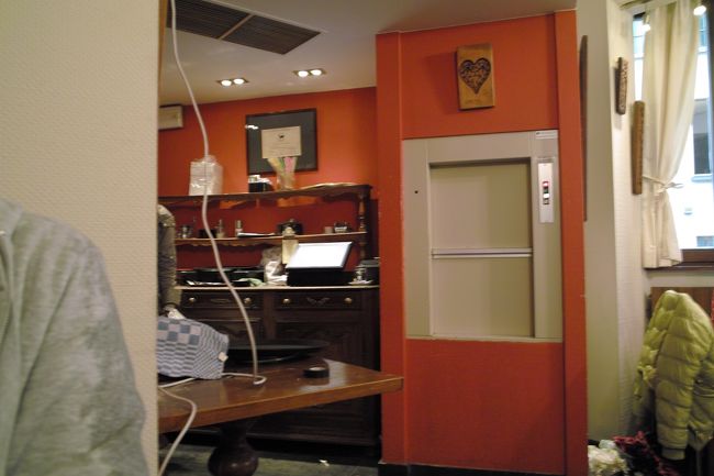 おやつの時間は、ワッフルの有名店「ダンドア」に……<br /><br />天井をあけて電気の工事をしてます。すごいドリルの音ですww<br />7割は日本人です。