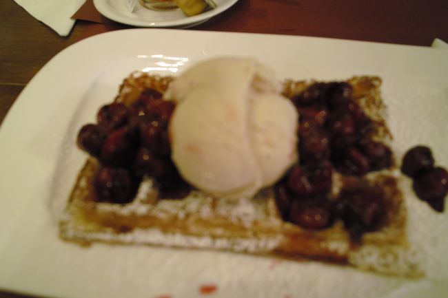 夫はここまできてストロベリーシェイクを。私はワッフルにアイスクリームとサクランボのコンポート?のようなのが乗っかったもの。<br />美味しかったです、が、どこでもこれくらいは美味しいんじゃないのかな?ってゆう感想。でも、有名店だし行っといて損はないと思います。<br />日本語メニューもあるし、安心して食べれます。<br /><br /><br />夜ごはんまでホテルに帰ります。<br />食べてばっかり!!