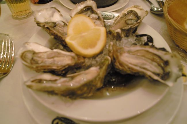 生カキ。<br /><br />海外で生のカキってちょっと怖いのでw私は食べませんでしたが、美味しかったそうです。