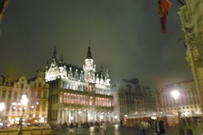 帰りは夜のグランプラスをフラフラして帰ります。<br />とてもきれいです。