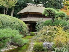 『書院』へ…
『書院』から見た『茨木城楼門』

庭園の皐などを剪定（せんてい）した大きな庭木も見事なこと。。。

“寒水石”手水鉢（右手前）
水戸光圀(1628-1700)も石州から茶の湯を学んだ一人で
この手水鉢は水戸光圀から送られたものだそうです
