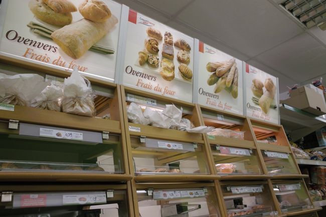 suprの写真と混ざってると思います。どちらも海外のスーパーの匂いがします。段ボールの匂い?です<br /><br />パンコーナー