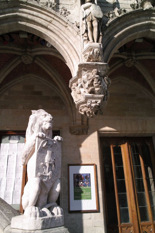 中途半端な時間におなかがすいたのでグランプラスに戻り「ケルデルク」に入りました。ここは地球の歩き方や他のガイドブックに伝統的なベルギー料理が食べれる店として紹介されていたので。<br />地下だからと入りにくい事もないです、お店の中は暗めで落ち着いた雰囲気<br />です。暗すぎて写真とれませんでした。<br />日本語メニューがあると、本には書いてありましたが全てのメニューが訳されているわけではなく何種類かの写真を見て選ぶ…といった感じでした。英語のメニューがあったかどうかはわかりませんが……<br />あと、このお店以外でも「韓国人？」と聞かれる事がありました。<br />多いんですかね？<br /><br />確かこのライオンのお店の地下だったような……ちょっと違うかも。<br />私達はホワイトアスパラの料理とビール煮込みチコリのグラタンを食べました。チコリすっごい美味しかったです。<br />