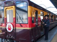 １０：３６桐生駅発のわたらせ渓谷鐵道に乗る予定で、早めに駅へ。

９：５０分発のトロッコ列車が、ちょうどプラットホームに停まっていました。トロッコ列車は定員制で、１か月前から売り出す整理券を持っていないと乗れません。

わが家は、旅行計画を立てたのが遅く、１か月前をきってから・・だったので、気づいた時にはとっくに売り切れでした〜。紅葉シーズンでもないのに、人気あるんですね〜。でも、トロッコ部分が１両しかないんだもん・・、すぐ売り切れちゃうはずよ。

でも、今日、トロッコ列車じゃ寒いと思うよ・・・。