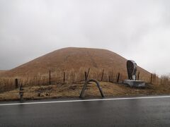 さて、阿蘇の小山を少し見学していきます……さすがにこの時期、冬枯れしております。