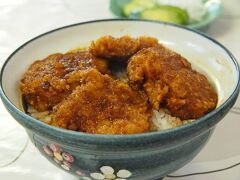 駅のすぐ前に、新井屋食堂という、ソースかつ丼が食べられる食堂がありましたので、そこでお昼ご飯を・・。もう１４時ですので、お腹ペコペコです。

近くに、カレーうどんがおいしいというお店もあるのですが、うどんじゃ足りない・・ので、やっぱりこちらのお店に・・。

連れ合いは、桐生（ここ、桐生じゃないけど）のB級グルメのソースかつ丼です。味は？と聞いたら、見た目通りとのことでした。