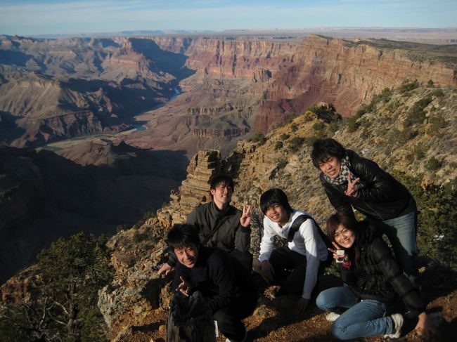 グランドキャニオンを背に仲間と一枚。<br />本当にアメリカを卒業旅行に選んでよかったです！<br />