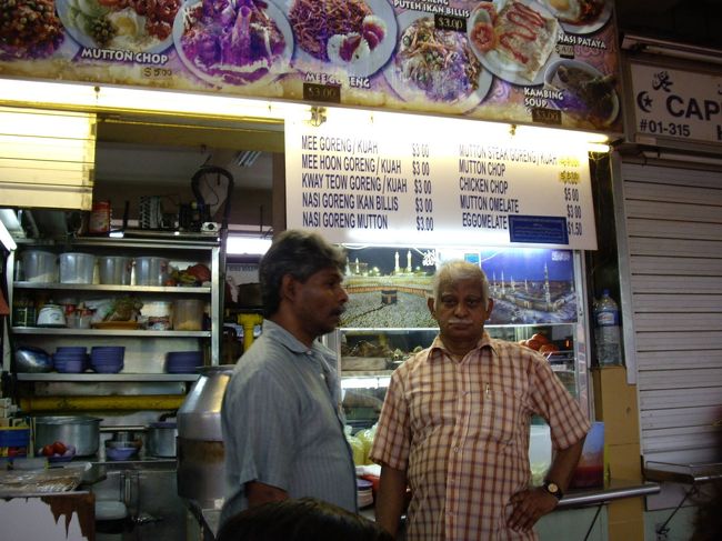 マレー料理とインド料理、さまざまな屋台・店が並ぶ。 <br />とりあえず、ミーゴレンを注文。 <br />味は、ぴりから。 <br />ミルクティを注文する。 <br />ミルクティーは隣の店から出前。 <br />値段は、1リンギット。 <br />やはり安心できる値段だ。 <br />