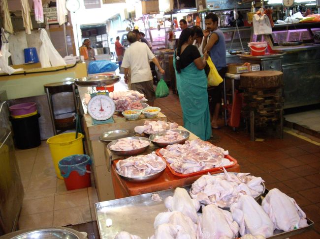 遅い昼食を終え、ホーカーズの奥に進むと、生鮮市場が広がる。 <br />まず、鶏肉。 <br />