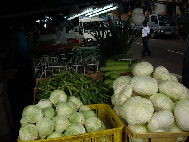そして、野菜。 <br />フルーツと種類が多い。 <br />テッカセンターの外にも道路を挟んで店が並んでいる。 <br />