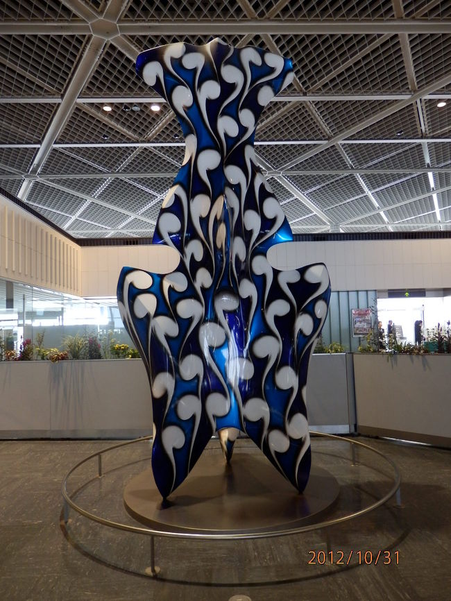 成田空港内のオブジェ。