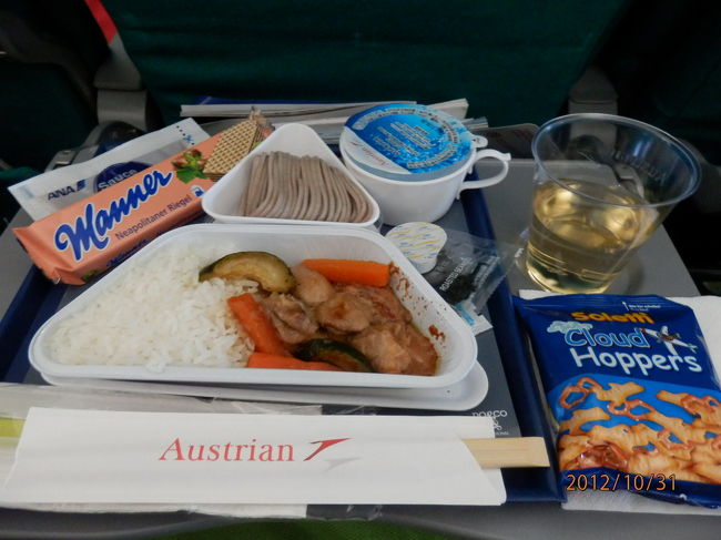 機内食時に白ワインをいただき〜♪