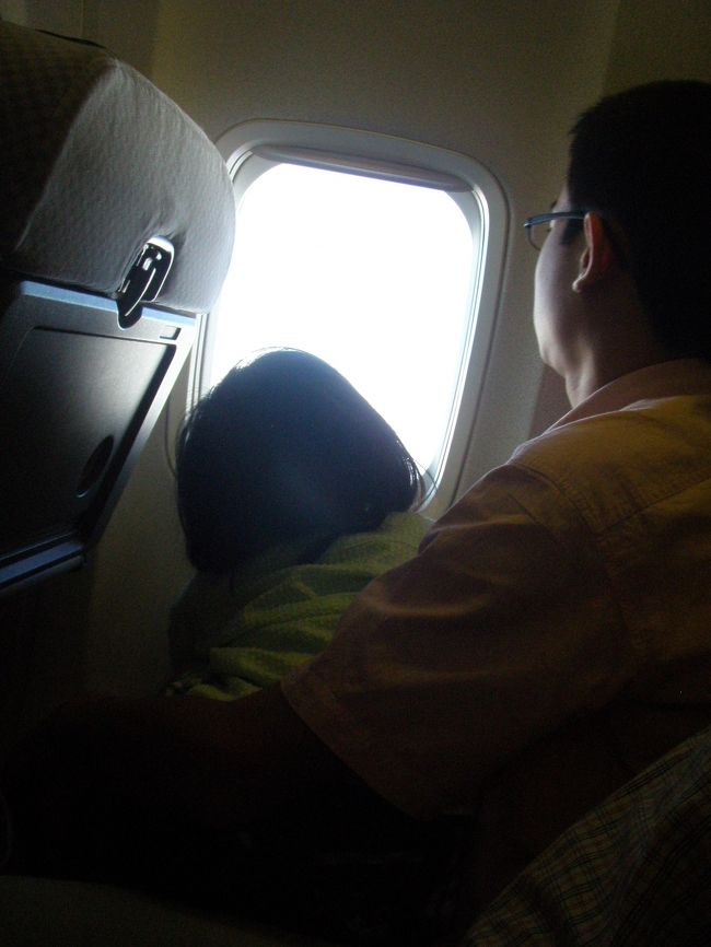 初めての飛行機。　ちびは長男の膝の上で景色を楽しみます。<br />新しい本を空港で購入し、お菓子を食べながら、２時間良い子でいられました。飛行機のおもちゃももらえたし、ジュースやちんすこうももらえてにこにこです。