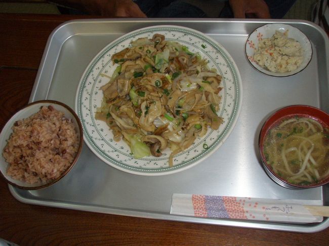 フロアーはおばちゃんが一人で切り盛り。<br />すんごい掛け声。いかつい感じの土建屋のお兄ちゃんが委縮しちゃうくらい。<br />イス席と畳席。私たちは畳席を利用。<br />おばちゃん「お兄さん、ちょっとごめんねー。後ろの席のお姉さんにこれ渡してねー」と知らないお客さんのお盆を運ばせてしまうことも・・・。<br /><br />「中身のおかず」700円って何？　豚の内臓の野菜炒めでしたー。<br />小豆ごはんと汁物とおからの煮付けがつきます。