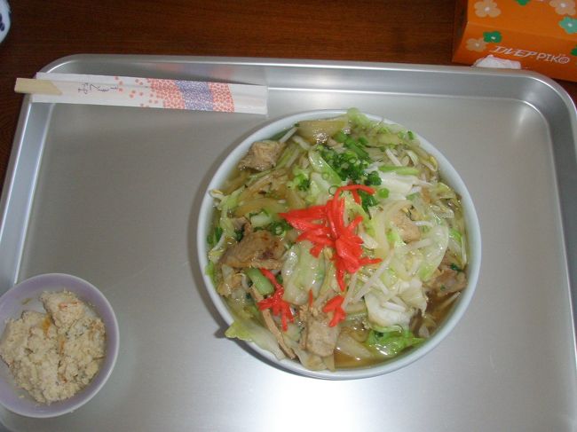 「肉そば」600円<br />そばはどこ？<br />と言うくらい、肉と野菜がてんこ盛り。<br />味はとても良い。