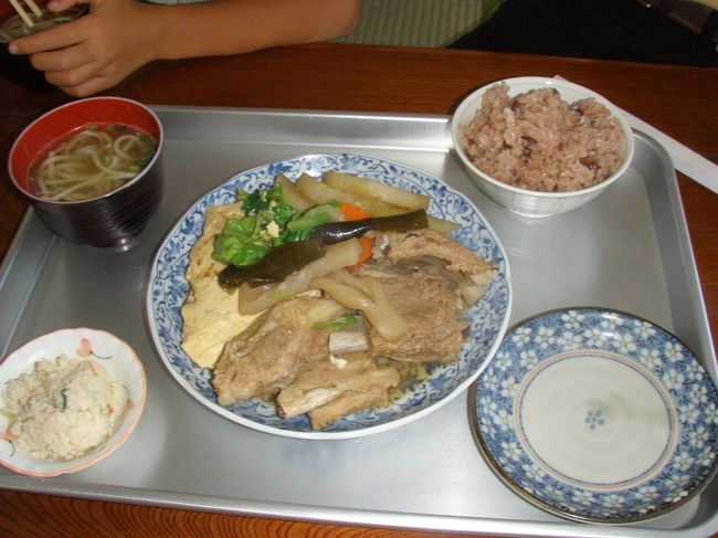 「ソーキ定食」850円<br />お肉も柔らかいし、一緒に煮てある豆腐がとても美味しい！<br />さすが自家製豆腐。<br />