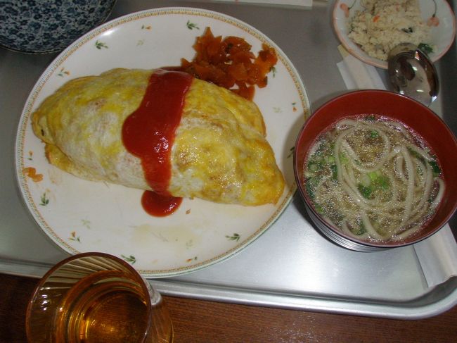 「オムライス」普通のメニューもあります。<br />とにかく、沖縄について、まず最初に「沖縄パンチ」を浴びたこのお店。拍手！！！<br />おばちゃん、注文されたメニュー、全部覚えちゃうの。会計の時まで覚えてて暗算で計算するの。惚れぼれしちゃった。