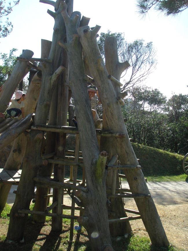 遊具もあります。<br />水牛を待っている間、遊んでいました。<br />３時頃になると、日差しも強くなく、さわやかでした。<br />外でも平気で遊べました。