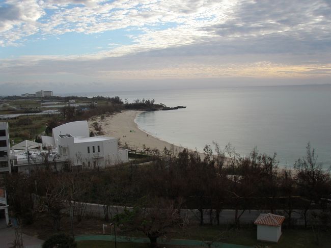 部屋からの眺め。ビーチと夕焼け。<br />ホテルは３方向に延びた形をしています。別の棟から見ると、灯台も見られたようです。
