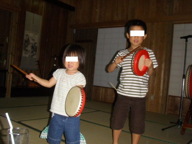 「最後にみんなで踊りましょう！」タイムがあり、大人たちはみんなで輪になり踊ったのですが、ちびすけどもは恥ずかしくて輪に入れず・・・。<br />ショーが終了してから、二人で太鼓たたいて踊ってました（笑）<br /><br />ここ、本当に穴場です。<br />安いし、楽しいし。雰囲気あるし。<br />