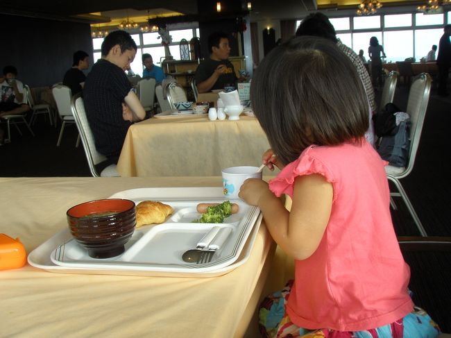 「朝食会場は２階です」と案内されていて、いざ、２階の会場まで行ってみると、「ただいま込み合ってるので、１３階まで行ってください」<br />まあいいか。１３階の方が景色もきれいだろうし。料理は同じらしいし。明日は２階で食べられるといいねー。<br /><br />翌日もやっぱり「込み合ってますので・・・」１３階でしたー。<br /><br />料理の内容ですが、うーん。<br />まあ、こんなものでしょうかね。<br />オムレツと目玉焼きをその場で焼いてくれるコーナーがありましたが、オムレツの中身は指定できませんでした。というか、プレーンのみ。<br />なので、２日目は目玉焼きにしました。<br /><br />パンはもっと美味しいパンが食べたかった。<br />