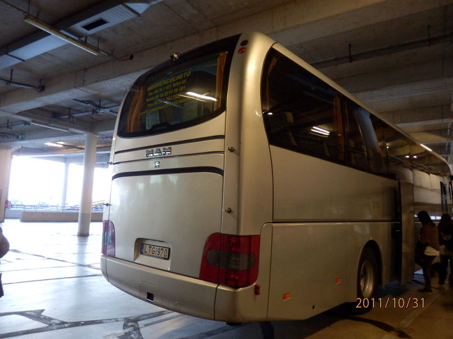 着後、バスでハンガリー・ブダペストへと。（約２４０ｋｍ）<br /><br />こちらのバス（快適なラグジュアリーバスとの事）で、１〜６日目まで移動します。<br />もともと１０人しかいないので、ゆったり快適な移動が出来ました。<br /><br />