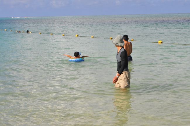 もぐって、魚を見たり、浮輪で遊んだり。