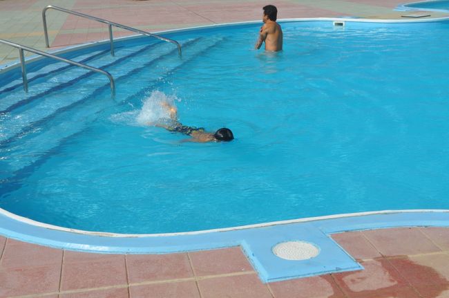 次はホテルのプール。<br />塩と砂を落とさないとね・・・。<br />ほとんど貸切。