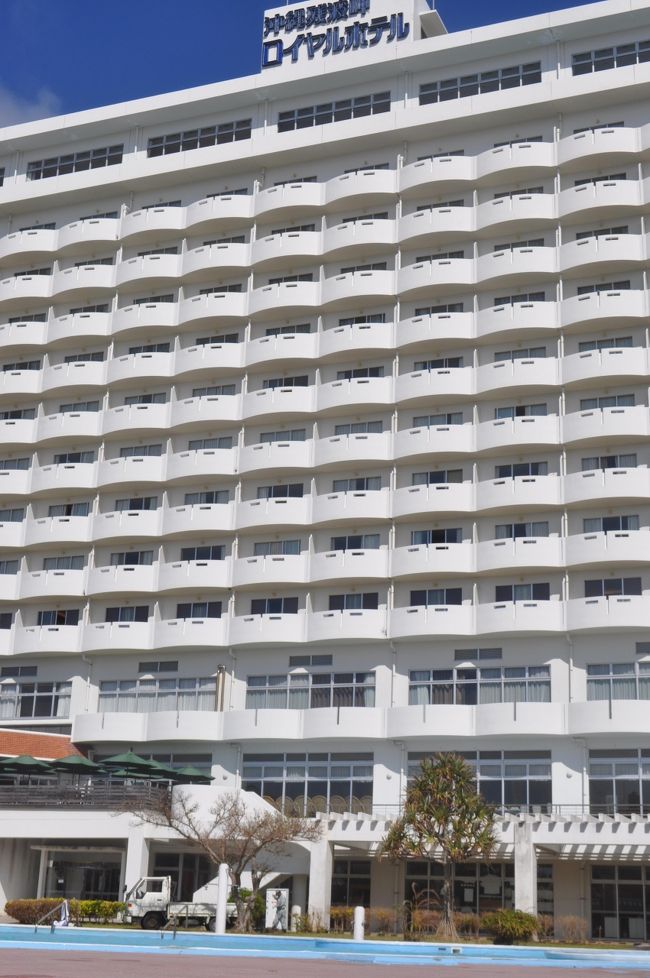 プールから見上げたホテル