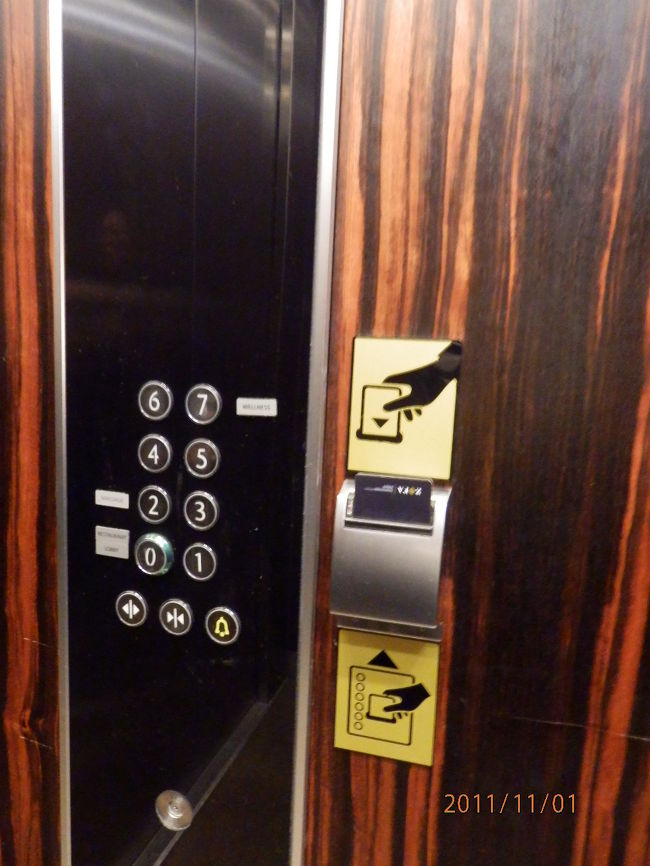 このホテルのエレベータは、ルームキーカードを差し込んでから。<br />