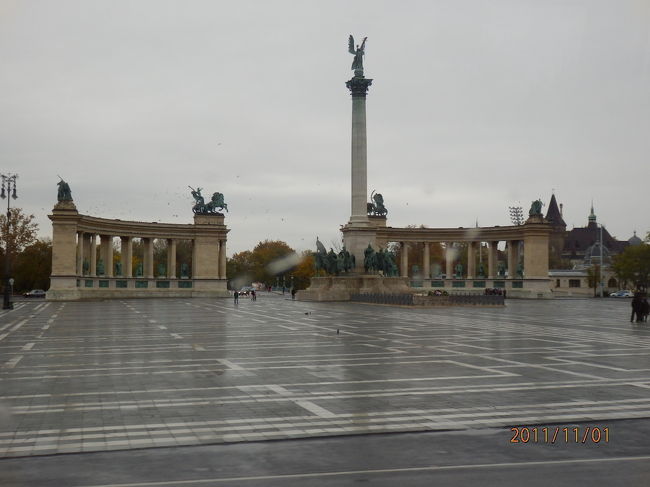 １１月１日はハンガリー共和国の休日です。万聖節。<br /><br />午前はブタペスト市内観光。午後は自由行動。<br /><br />初めに「英雄広場」へと。ペスト地区（ドナウ川右岸）<br /><br />ブダペスト随一の広さを誇る記念広場。<br />マジャル人のハンガリー建国１０００年を記念して１８９６年に造られた広場。<br /><br />