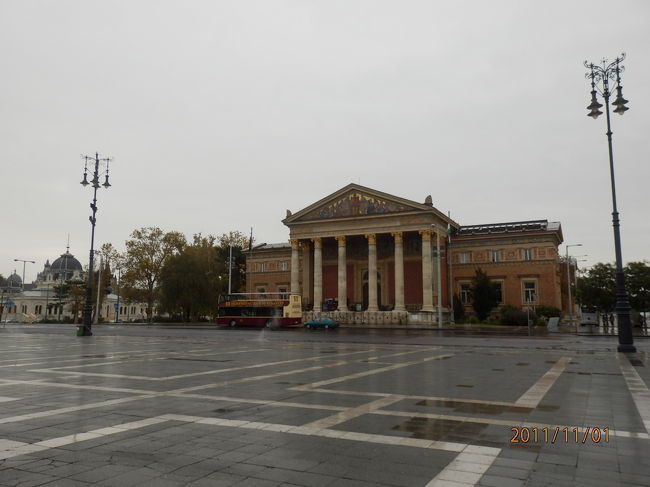 広場の左側にあるブダペスト現代美術館