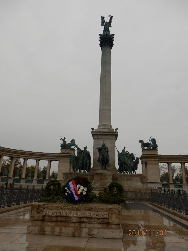 向かって左端が「聖イシュトヴァーン像」。<br />８９６年にハンガリーを統一したマジャル人のリーダー、ケーザ公の子にして初代国王。<br />