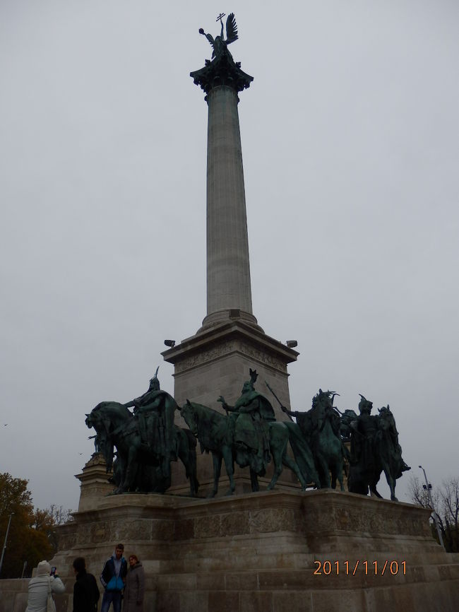 建国記念碑の頂上に、「大天使ガブリエル像」<br />１０００年、イシュトヴァーンはローマ教皇から王冠を授かってハンガリーを建国します。<br />この時ローマ教皇の夢の中にあらわれて、イシュトヴァーンに王位を授けるよう助言したのが、大天使ガブリエルだと言われています。<br /><br />台座中央はマジャル族の首長「アールパード像」<br />彼を囲むように７部族の長の像が並んでます。