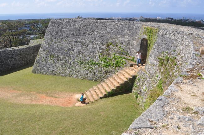 こんなに素晴らしい世界遺産なのに、観光客がめちゃくちゃ少ない。せっかく沖縄に行くのなら、世界遺産には行っておきましょう。<br /><br />ちなみに、首里城はどうして行かなかったかと言うと、本当は行きたかったのですが、この週末は「首里城祭」と「琉球祭」のダブルイベント。慣れない土地でブタコミのイベントに子連れで参加する勇気がなかったので・・・。