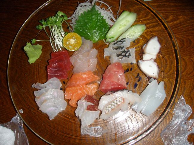 刺身の盛り合わせ　1500円<br /><br />まぐろの中落ち軍艦100円が安くて美味しかった。