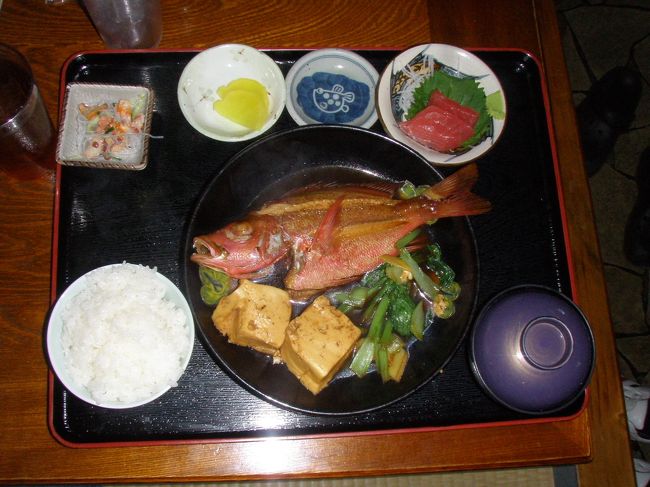 煮魚定食　1500円<br /><br />このほかに、まぐろのフライも食べましたが、美味しかったです。<br /><br />会計の時に、一仕事終えたご亭主が、サービスで三線を手に歌ってくださいました。しびれる〜。