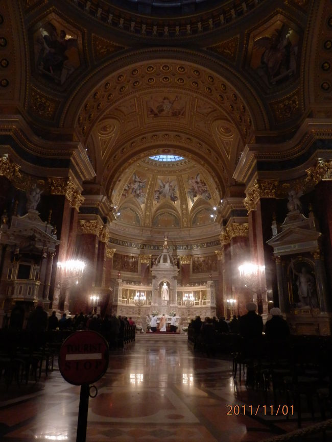 主祭壇<br />礼拝中でした。<br /><br />主祭壇の奥に大聖堂に祭られる聖イシュトヴァーン王の像がある。<br />イシュトヴァーンは、ハンガリー建国の父と云われています。 <br />