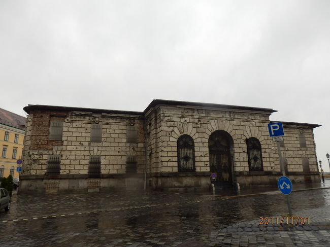 戦争での砲撃の跡が残る建物。