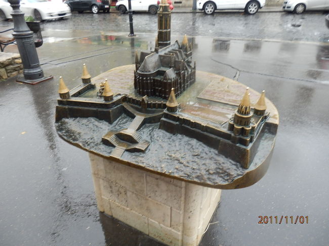 教会の横にはマーチャーシュ教会と漁夫の砦の模型が置いてあります。<br />教会の全体像を把握できます。