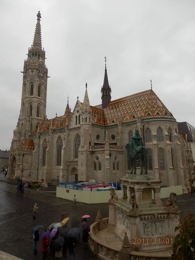 次に「マーチャーシュ教会」へ。ブダ地区（ドナウ川左岸）<br /><br />天を突くような尖塔を持つ教会。<br />１３世紀に建造されたネオ・ゴシック様式の教会で、１５世紀になってマーチャーシュ王が高さ８８ｍの尖塔を建てたため、その王の名を採ってこう呼ばれるようになったとされます。<br /><br /><br /><br />